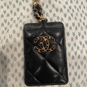 Chanel mátelasse badge/card holder